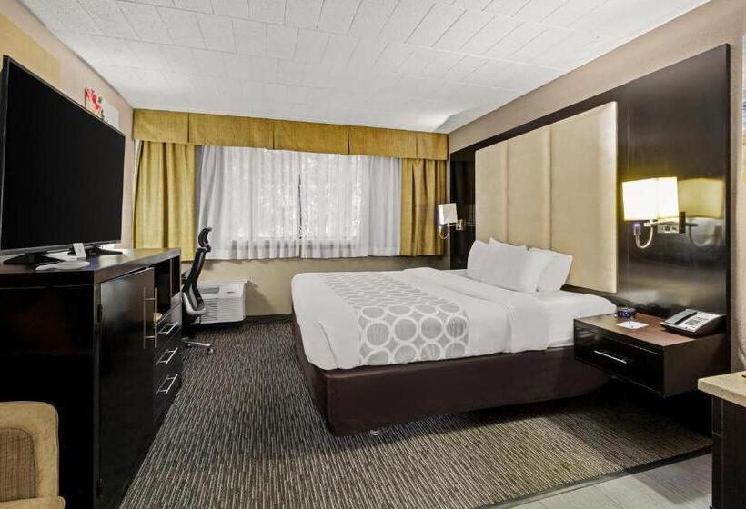 هتل Suburban Studios