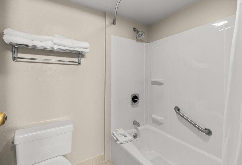 هتل Suburban Studios