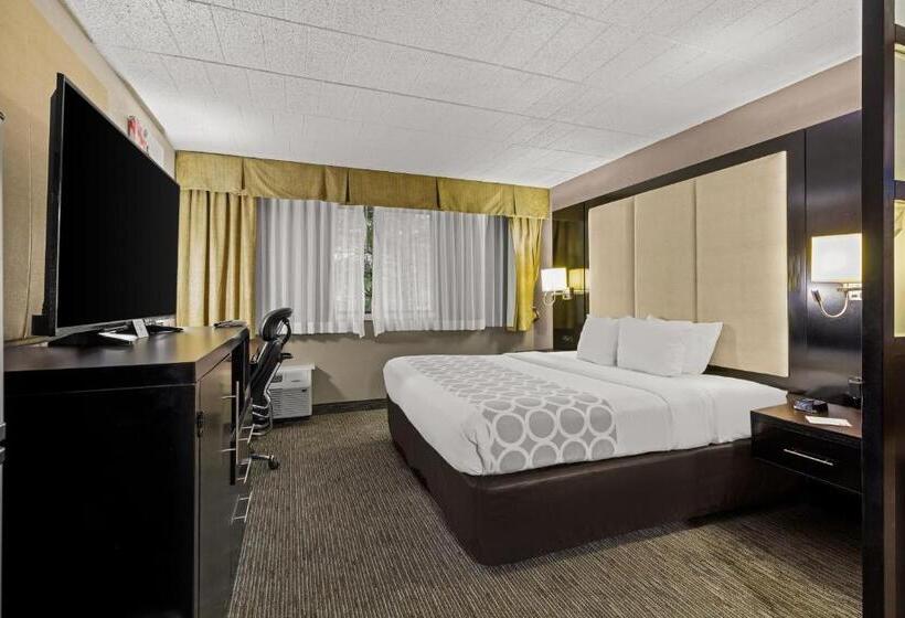 هتل Suburban Studios