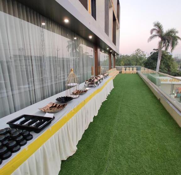 Отель The Grand Khodiyar