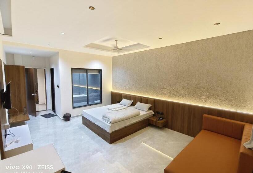 Отель The Grand Khodiyar