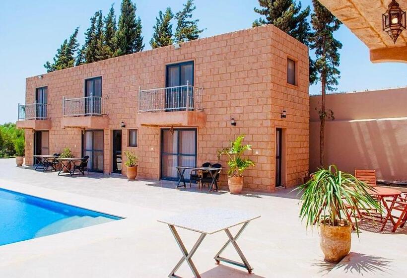 פנסיון Bungalow Kousmat 1