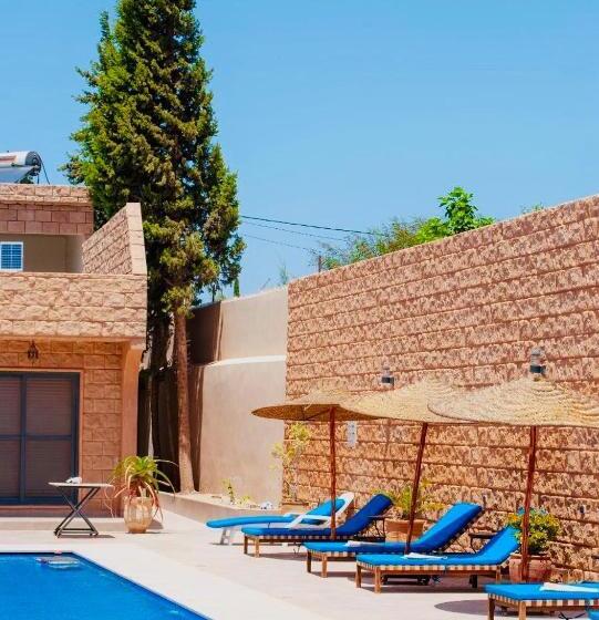 פנסיון Bungalow Kousmat 1