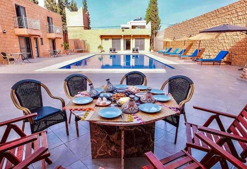 פנסיון Bungalow Kousmat 1