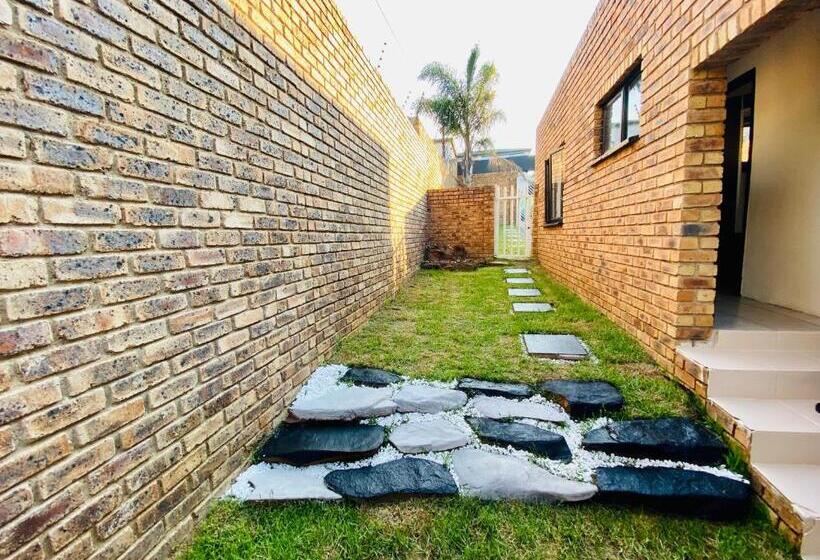 پانسیون Peaceful Suburban Utopia