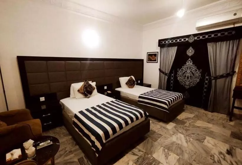 پانسیون Shelton House