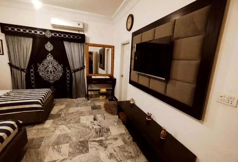 پانسیون Shelton House