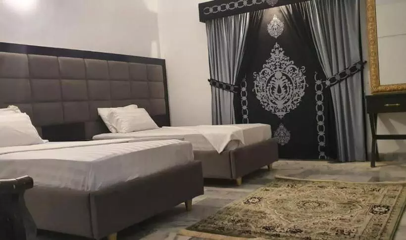 پانسیون Shelton House