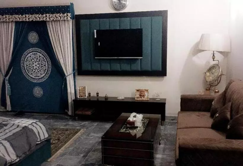 پانسیون Shelton House
