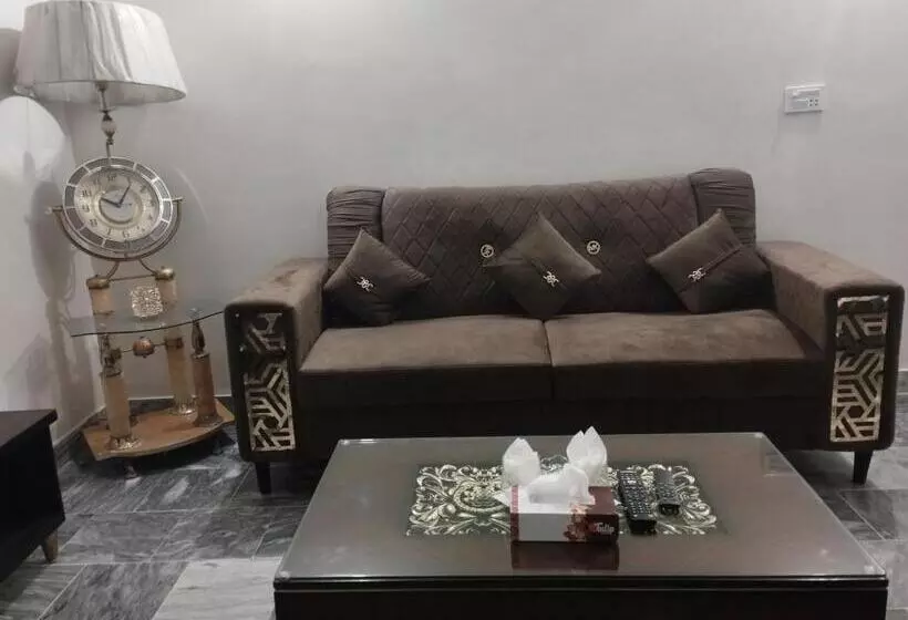 پانسیون Shelton House
