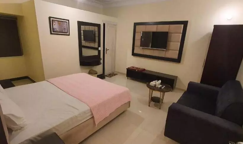 پانسیون Shelton House