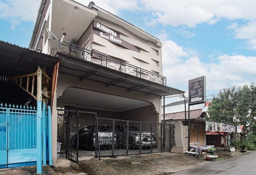 هتل Oyo 93477 Almahyra Guest House Syariah