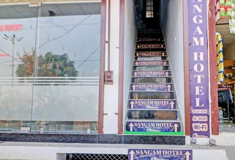 هتل Oyo Sangam