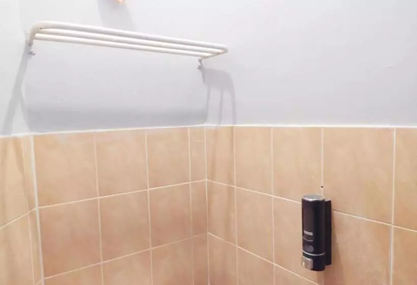 Hotelli Reddoorz At Deamartaloka Colomadu Solo