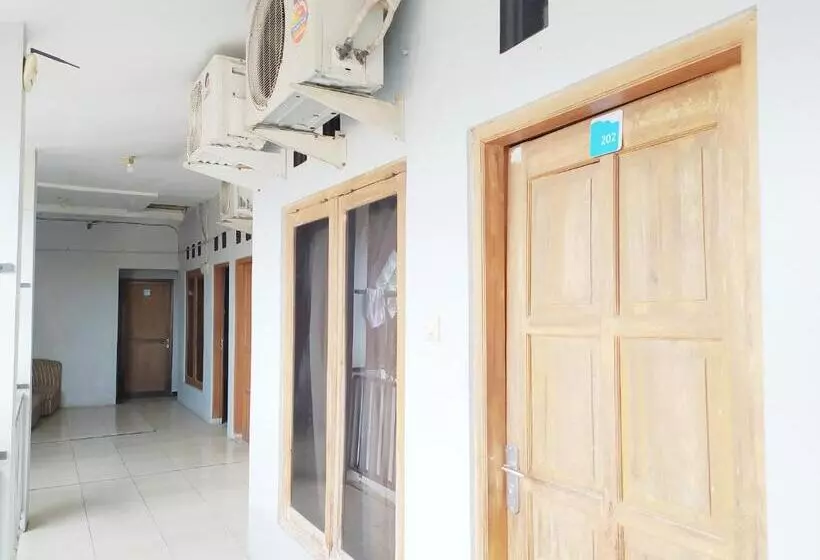 Hotelli Reddoorz At Deamartaloka Colomadu Solo