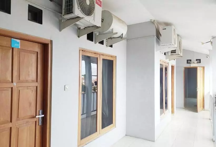 Hotelli Reddoorz At Deamartaloka Colomadu Solo