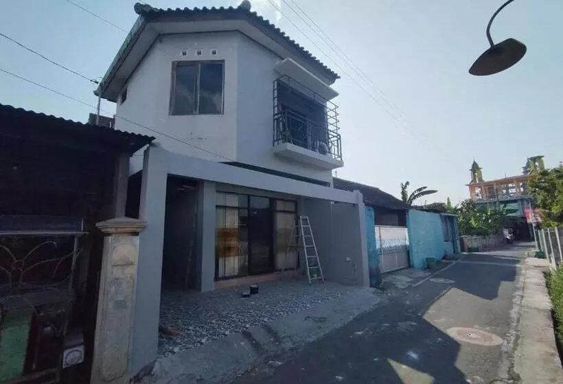 Hotelli Reddoorz At Deamartaloka Colomadu Solo