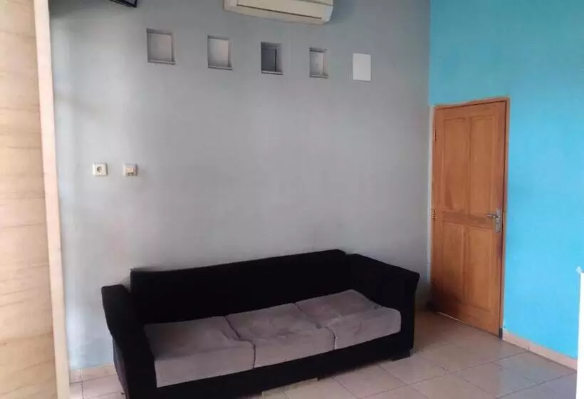 Hotelli Reddoorz At Deamartaloka Colomadu Solo