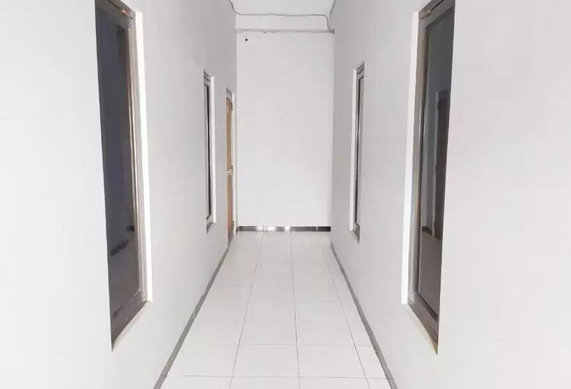 Hotelli Reddoorz At Deamartaloka Colomadu Solo