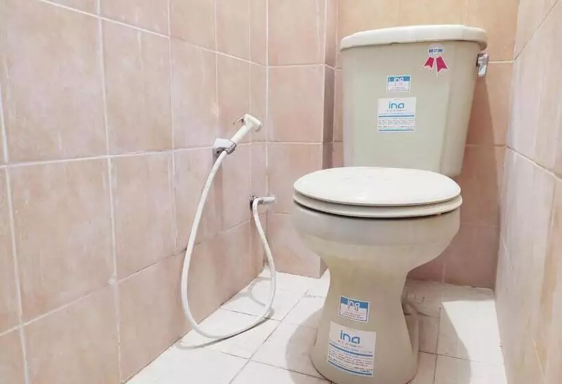 Hotelli Reddoorz At Deamartaloka Colomadu Solo