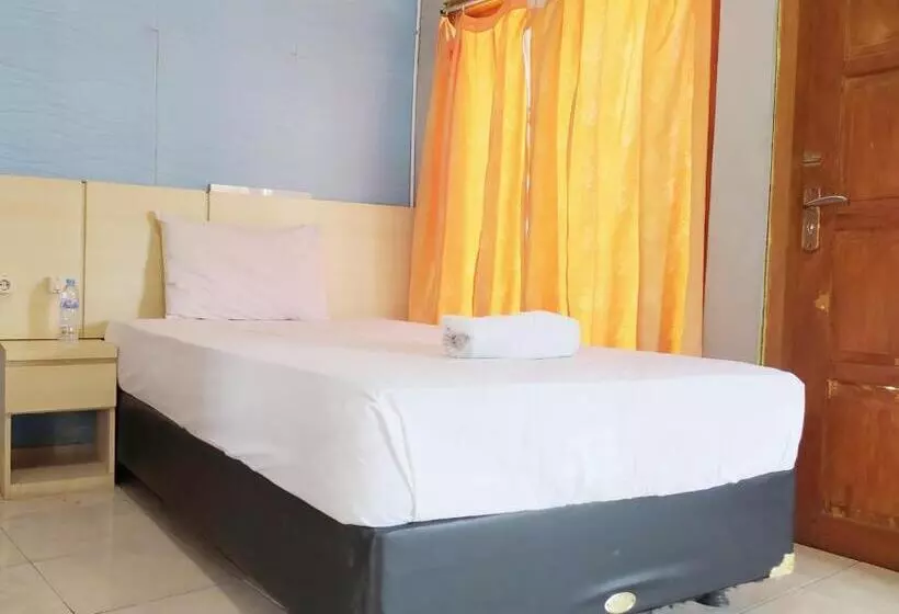 Hotelli Reddoorz At Deamartaloka Colomadu Solo