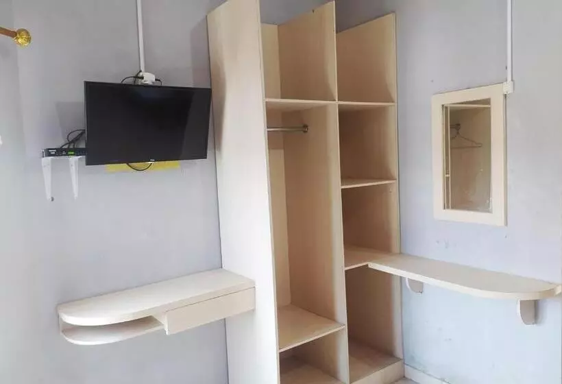 Hotelli Reddoorz At Deamartaloka Colomadu Solo