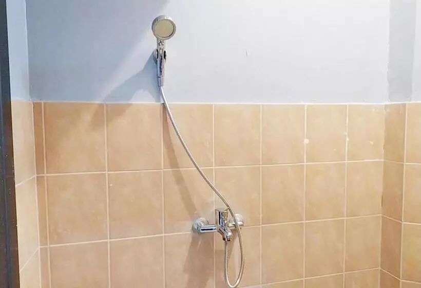 Hotelli Reddoorz At Deamartaloka Colomadu Solo