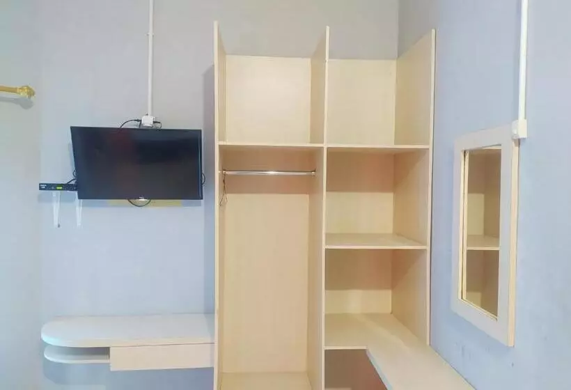 Hotelli Reddoorz At Deamartaloka Colomadu Solo