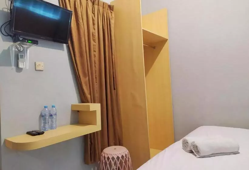 Hotelli Reddoorz At Deamartaloka Colomadu Solo