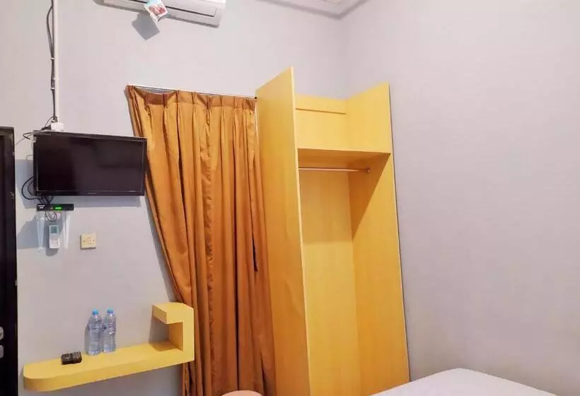 Hotelli Reddoorz At Deamartaloka Colomadu Solo