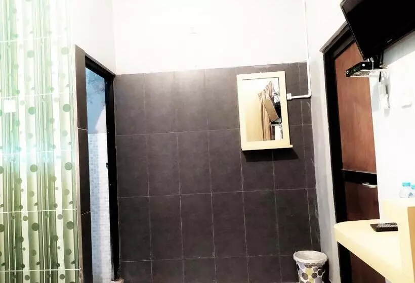 Hotelli Reddoorz At Deamartaloka Colomadu Solo