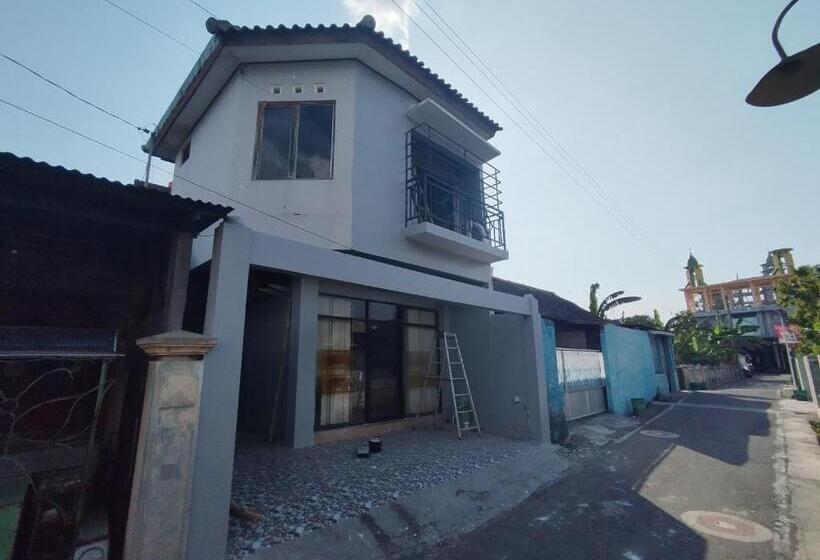 Hotel Reddoorz At Deamartaloka Colomadu Solo