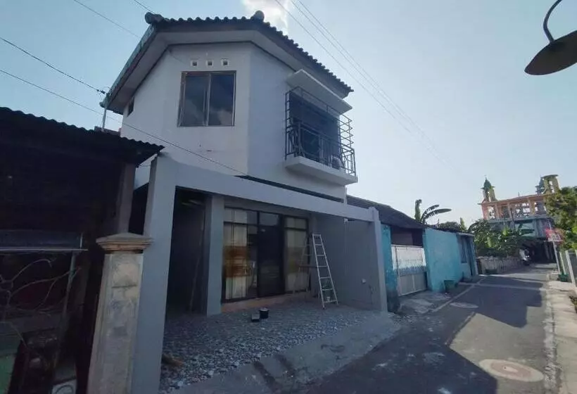 Hotelli Reddoorz At Deamartaloka Colomadu Solo