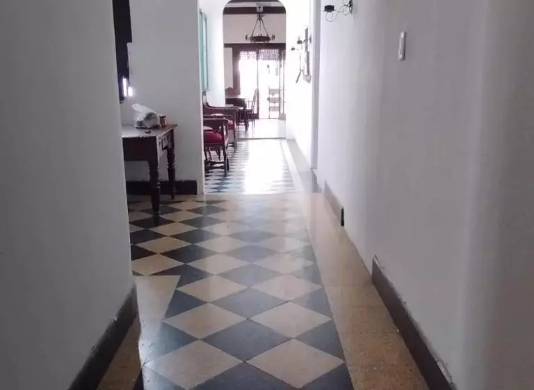 تختخواب و صبحانه Maui Hostel