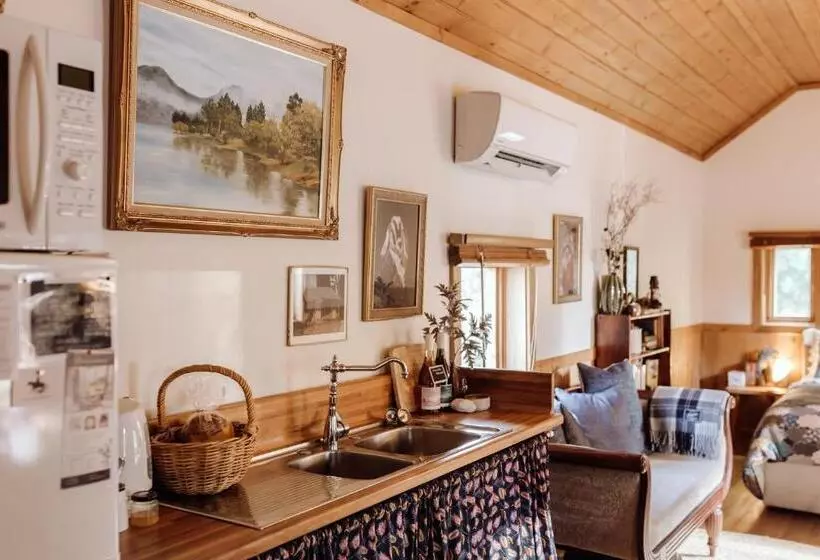 ホテル Hideaway Farmlet Romantic Cottage With Miniature Goats