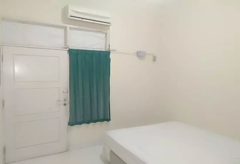 Hotelli Spot On 93464 Penginapan Tulimario Syariah