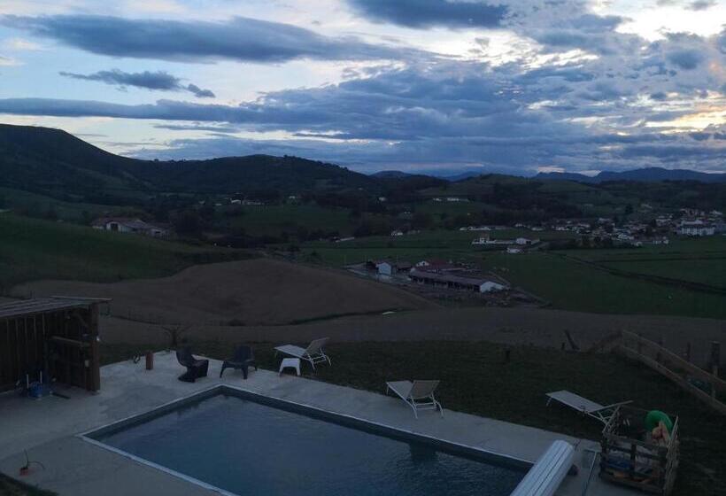 פנסיון Gites Mendiburia