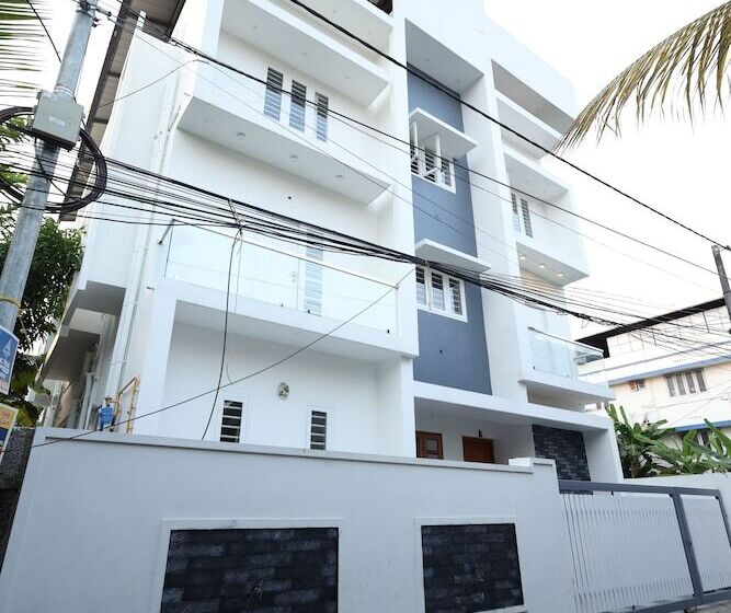 هتل Guest West Inn Cochin