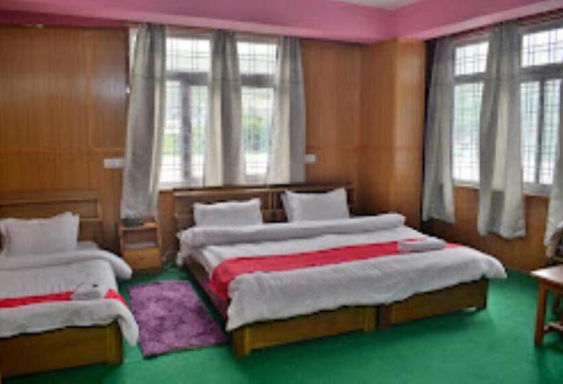 هتل Tawang Holiday Tawang