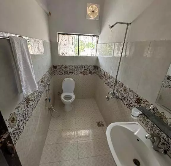 Majatalo Decent Lodge Guest House