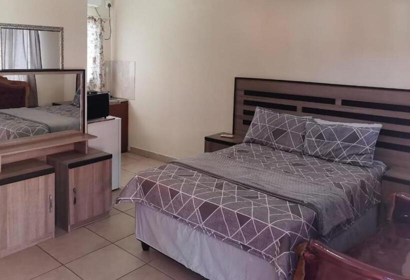 פנסיון Ngisaphila Guesthouse