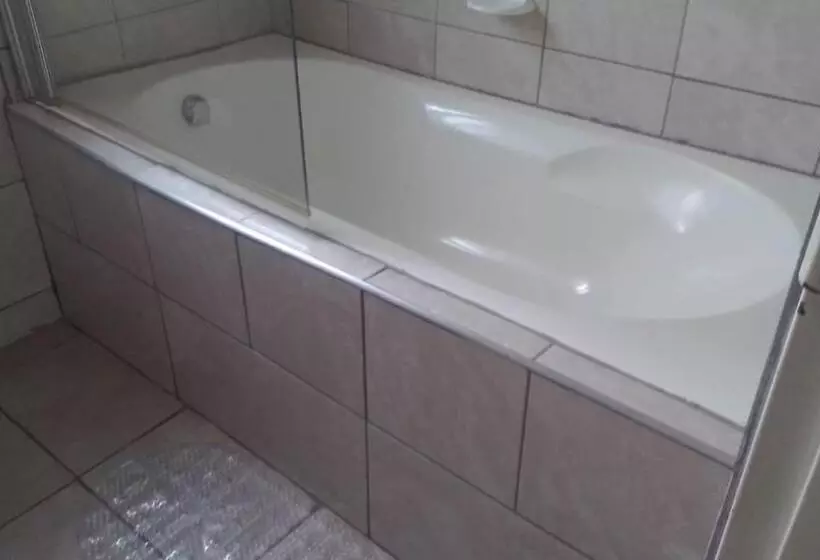 ペンション Ngisaphila Guesthouse