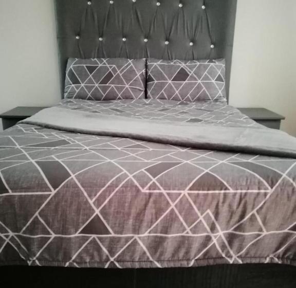 פנסיון Ngisaphila Guesthouse