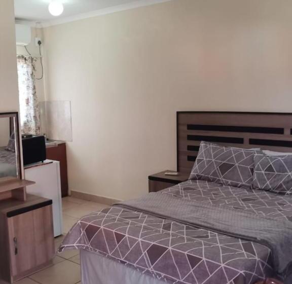 פנסיון Ngisaphila Guesthouse