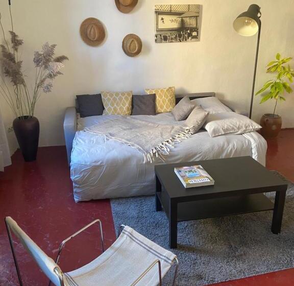 تختخواب و صبحانه Studio En Ville