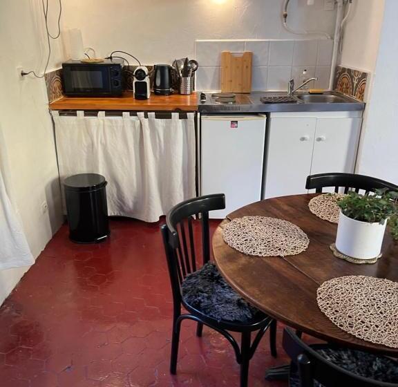 تختخواب و صبحانه Studio En Ville