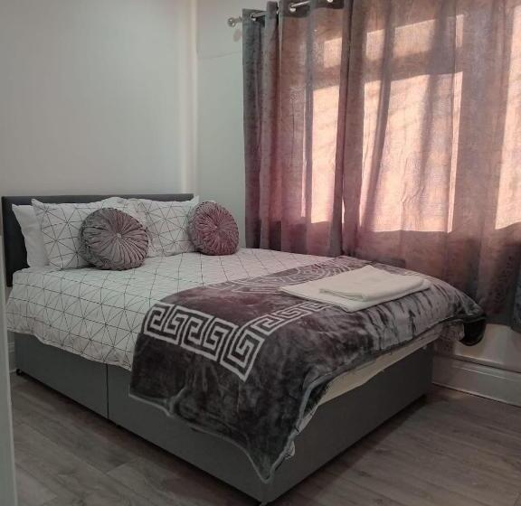 펜션 Good Priced Double Bed Rooms In Harrow With Shared Bathrooms