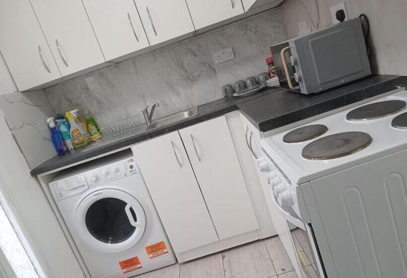 펜션 Good Priced Double Bed Rooms In Harrow With Shared Bathrooms