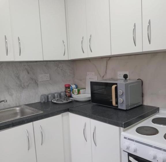 펜션 Good Priced Double Bed Rooms In Harrow With Shared Bathrooms