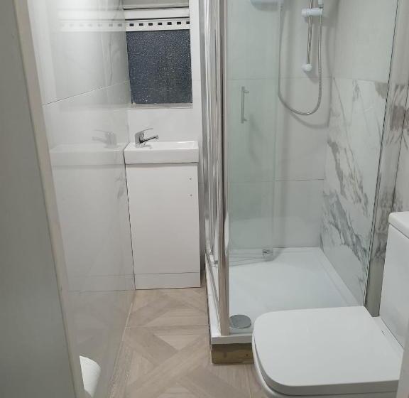 펜션 Good Priced Double Bed Rooms In Harrow With Shared Bathrooms